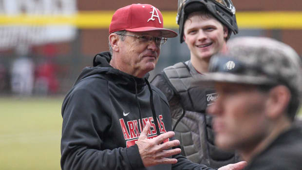 Razorbacks coach Dave Van Horn chatting with team between innings